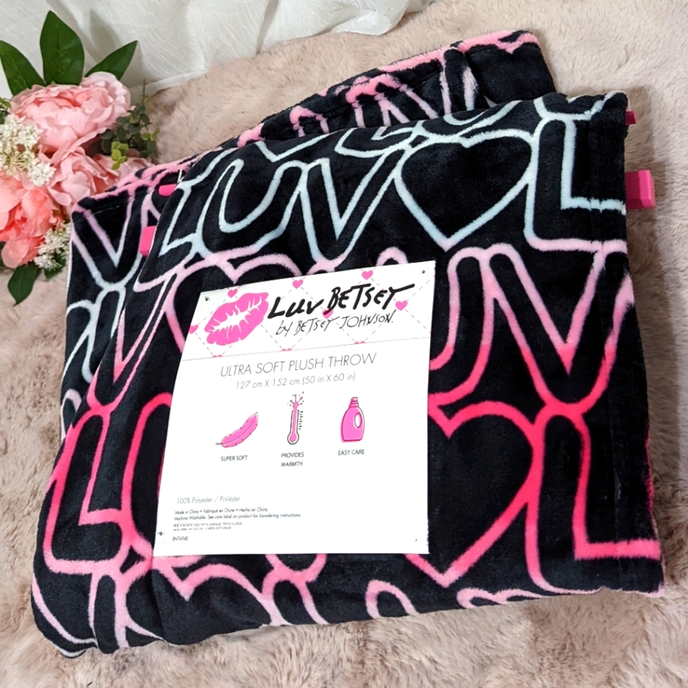 🆕️ LUV HEART Throw Blanket 🩷 Betsey Johnson